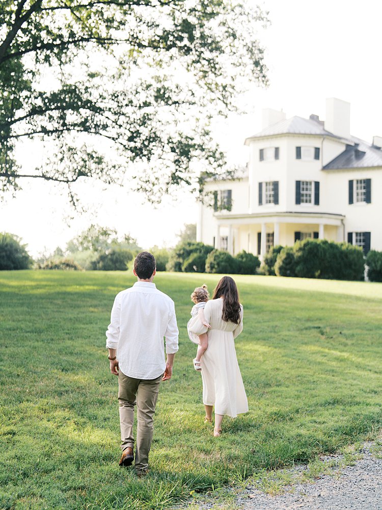 Oatlands Va Family Photos Of A Family Walking Towards Oatlands Historic Home.