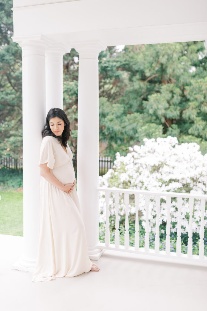 A pregnant woman leaning against a pillar Northern Virginia maternity session.