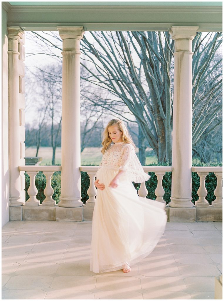 Best DC Photoshoot Locations | Fine art maternity session outside Washington, D.C. at The Great Marsh Estate